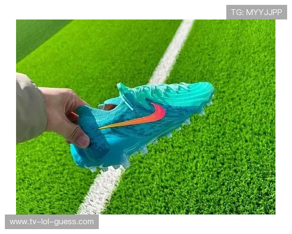 耐克暗煞1足球鞋助力球星突破极限，领跑赛场巅峰表现