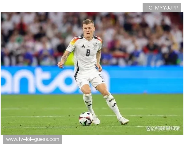 足球球星的超凡特效展示与背后科技运用揭秘 足球球星的超凡特效展示与背后科技运用揭秘